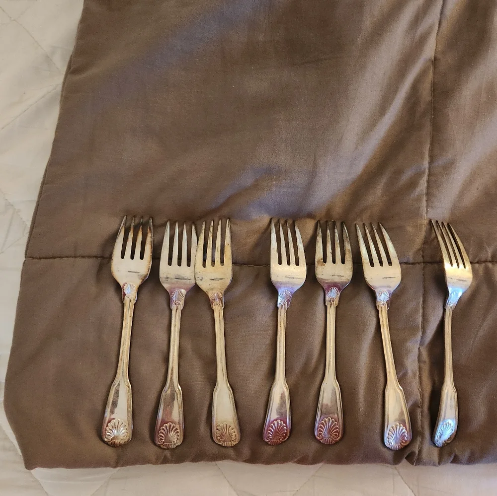 Antique 43 piece International E.P Korea shell pattern silverware set. - Picture 4 of 16
